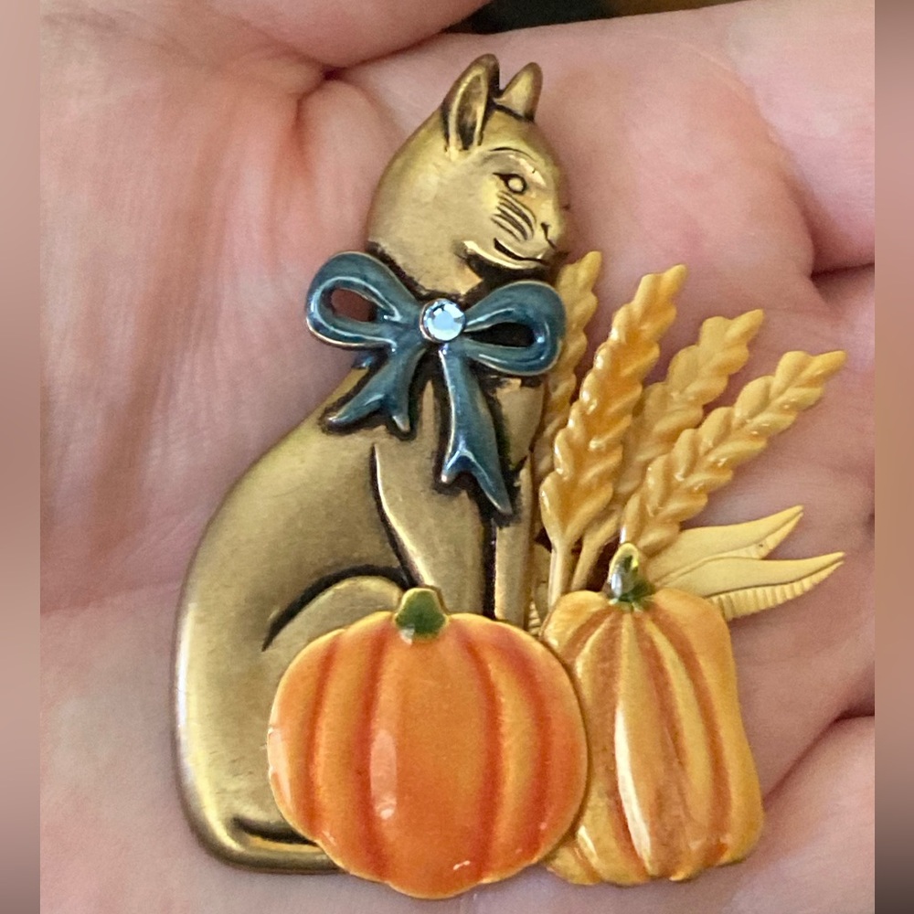 Gold tone cat harvest autumn brooch